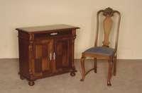Halbschrank, deutsch, um 1880, Korpus Weichholz, Nußbuamfurnier, obere Platte neu furniert, KugelfÜße wohl sekundÄr, praktisches MÖbel, auch ...