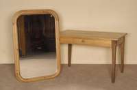 Spiegel, deutsch, um 1980, schwerer Rahmen aus Tanne, hell lackiert, Spiegel mit Facettschliff, Gebrauchsspuren, ca. 117x78 cm