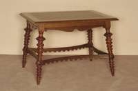 Tisch, deutsch, um 1880, Danziger Barockstil, Nußbaum massiv, reich gedrechselte Beine aus dem Vollholz, oben Platte mit altem Lederbezug, ...