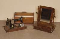 HandnÄhmaschine, deutsch, um 1900, Marke Singer, original Bemalung, ziselierte Abdeckplatte seitlich, original Kasten, Alters- und ...