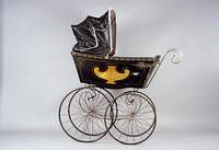 Kinderwagen, deutsch, um 1900, Leder und Wachstuch, Porzellangriff, teils verchromte Monturen, seitlich Vasendekor nach klassizistischem Vorbild, ...
