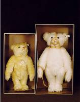Maulkorb-Teddy, Steiff, 1988/89, Replika nach dem Vorbild von 1908, weißer MohairplÜsch, mit Knopf und Fahne, limitierte Auflage von 5000 ...