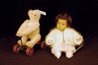 Steiff-Teddy, 1991/92, Replika nach Vorbild von 1913, Record Teddy Rose, Mohair, mit Knopf, Fahne und Brustschild, limitierte Auflage von 4000 ...