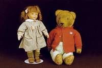 Teddy, wohl 30er/40er Jahre, Mohair, Holzwolle gestopft, stÄrker bespielt und berieben, Kleidung sek., Augen besch., an TatzenabnÄhungen z.T. ...