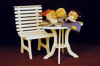 PuppenmÖbel-Set, 80er Jahre, Holz, weiß gefasst, bestehend aus: Tisch (H. ca. 29 cm), Stuhl (H. ca. 41 cm) und Bank (L. ca. 60 cm), sehr ...