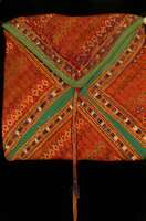 Buchtasche Lakai Antik, Uzbekistan, um 1890 Stickerei, Wolle und Seide, ca. 21 x 24 cm SchÄtzwert: 1150.- EURO, EHZ: 3. Bemerkenswer te feine ...