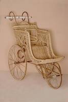 Kinderwagen, deutsch, um 1890/95, Korbgeflecht, dieses seitlich in floraler Form gestaltet, ursprÜngl. weiß gefasst, 3 RÄder, diese altersbed. ...
