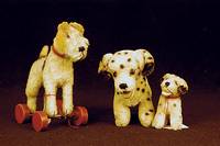 Foxterrier, Foxy, Steiff, 1959-1961, MohairplÜsch, schwarz/gelb gefleckt, auf ExzenterrÄdern stehend, ohne Knopf und Fahne, bespielt, H. ca. 17 ...