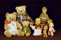 Konvolut Steiff-Teddys, 60er/70er Jahre, MohairplÜsch, 2 x ohne einmal mit Knopf und Fahne, bespielt, Kleidung sek., H. ca. 20 und 2 x 35 cm, ...