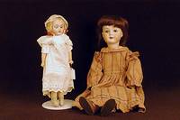 Porzellankopfpuppe, deutsch, um 1910/20, MassekÖrper, Arme Masse, Beine Masse und Holz, Knickgelenke, braune Paperweightaugen, diese berieben, ...