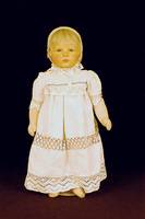 KÄthe-Kruse-Puppe, um 1950/60, Kopf Tortulon, StoffkÖrper gestopft, KÄthe Kruse Unterschrift auf linkem Fuß, Lichtpunkte im Auge, ...