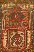 Kazak, Kaukasus, um 1900, Wolle auf Wolle, ca. 270 x 130 cm, SchÄtzwert: 2200.- EURO, EHZ: 4-5. Ein sehr außergewÖhnliches Kazak Mot iv. Selten.