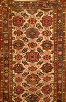 Alpan Kuba, Kaukasus, um 1910, Wolle auf Wolle, ca. 206 x 121 cm, EHZ: 5. Teppich hat m ehrere LÖcher. Seltener weißgrundiger Kuba.