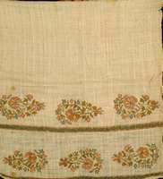 Osmanische Seidenstickerei, um 1800, Gold u. SilberfÄden auf Nesselstoff. Nelke als osma nische Wappenblume, museal, ca. 78 x 43 cm, Sc hÄtzwert: ...