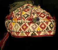 SteppmÜtze, Turkestan, um 1850, Kattun mit Wollstickerei, SchÄtzwert: 900.- EURO, ca. H.1 0 cm U. 49 cm. Museal und SammelwÜrdig. Antik. Reine ...