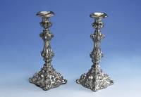 Set 2 KerzenstÄnder um 1835/40, Silber, sÜddeutsch bzw. Österreich, FÜße gefÜllt, als PÄrchen selten, stÄrkere Gebr.-sp. bzw. min. ...