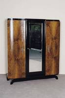 ArtDeco-Schrank, Frankreich, um 1920, in kaukasisch Nußbaum (vorwiegend Wurzelholz) gespiegelt furniert, zum Teil schwarz abgesetzt, geschwungen ...