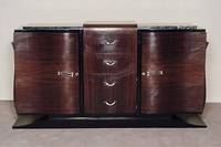 ArtDeco-Sideboard, Frankreich, um 1920, Riopalisander in gespiegeltem Bild furniert, zum Teil schwarz abgesetzt, elegant mehrfach geschwungener ...