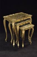 Satz von 3 Beistelltischen, Frankreich, 2. HÄlfte 20. Jhd., im Stile des Barock, Holz gold gefaßt, Dekor auf den Platten partiell zart ...