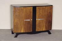 ArtDeco-Sideboard, Frankreich, um 1920, Wurzel-Nußbaum in gespiegeltem Bild furniert, Sockel und Kanten ebonisiert, schwungvoll ausgeformte ...