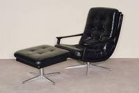 Lounge-Chair, Frankreich, um 1960, Sessel mit Fußhocker, beide auf drehbar gelagertem Chromgestell, schwarzes Leder, Sessel mit schwarz gefaßten ...