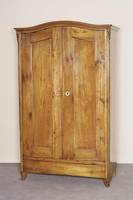 Schrank, um 1880/90, Kirschholz massiv, zweitÜrig, Sockelschublade, bogenfÖrmiger Giebel, Alters- und Gebrauchsspuren, ohne SchlÜssel, ca. ...