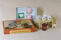 Konvolut PuppenstubenzubehÖr, 50er Jahre, bestehend aus: Tisch und 2 StÜhlen, Holz, beige gefasst, dazu Puppenservice, Porzellan, mit Kinder- ...