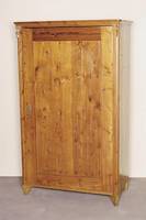 WÄscheschrank, deutsch, um 1870, LÄrche massiv, aufgesetzte sparsame Schnitzereien, leichte Alters- und Gebrauchsspuren, schÖnes kleines ...