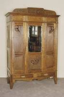 Kleiderschrank, deutsch, um 1910, Jugendstil , Eiche massiv, Eichefurnier, 3-tÜriges MÖbel, MitteltÜr mit facettiertem Spiegel, dieser mit ...