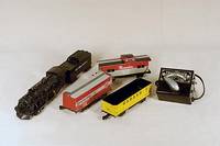 Elektrische Eisenbahn, USA, wohl 30er/40er Jahre, Stream Line, mit Lok, 2 Wagen, diverse Schienen, Trafo, Umspanner wird benÖtigt, im orig. ...