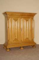 Wellen-/Nasenschrank, deutsch/Frankfurt, um 1820/30, Eibe massiv (!!), ausgewogene Form, vollstÄndig auf Rahmen gearbeitet, tiefe Wellen, TÜren ...