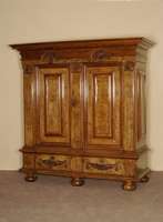 Prunkschrank, deutsch/wohl Augsburg, um 1700/10, Korpus Eiche massiv, Wurzelnußfurnier von ausgesuchter QualitÄt, z. T. querverlegt, ...