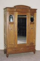 Kleiderschrank, deutsch, um 1900, Eiche massiv, dreitÜriges MÖbel mit facettiertem Spiegelglas, sparsame Schnitzerei, Sockelgeschoß mit zwei ...