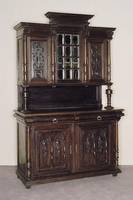 Buffetschrank, Frankreich, um 1900, Nußbaum massiv, Henry Deux, Oberteil dreitÜrig, MitteltÜr mit facettierten Glassegmenten, dezente florale ...