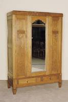 Kleiderschrank, deutsch, um 1920, ArtDeco, Eiche massiv, Eichefurnier, drei TÜren, MitteltÜr geschwungenes facettiertes Spiegelglas, ...