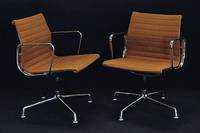 4 ArmlehnstÜhle, Entwurf Charles Eames, EA 108 , Entwurf 1958, original Etikett Hermann Miller, Aluminiumgestell, Bezug Hopsak orange, drehbar, in ...
