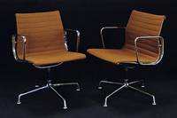 4 ArmlehnstÜhle, Entwurf Charles Eames, EA 108 , Entwurf 1958, original Etikett Hermann Miller, Aluminiumgestell, Bezug Hopsak orange, drehbar, in ...
