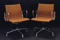 4 ArmlehnstÜhle, Entwurf Charles Eames, EA 108 , Entwurf 1958, original Etikett Hermann Miller, Aluminiumgestell, Bezug Hopsak orange, drehbar, in ...