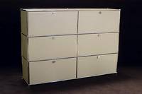 USM-Haller Sideboard, Entwurf 1960/65, AusfÜhrung 70er Jahre, Stahlrohrkonstruktion durch Kugeln verbunden, 6 KlapptÜren, Tablare in beige, ...