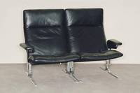 2-sitzer Sofa, deSede, wohl 80er Jahre, Chromgestell, schwarzer Lederbezug, RÜcken sparsam geheftet, leichte Gebrauchsspuren, ca. 95x144x76 cm, ...