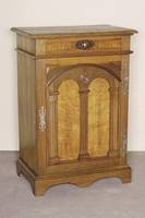 Vertiko, deutsch/wohl Ulm, um 1870, Korpus Weichholz, Eichefurnier, z.T. Esche, 1-tÜrig, FÜllungen helle Esche poliert, oben 1 Schublade, innen ...