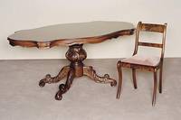 Ovaler Tisch, Italien, um 1960, Korpus Weichholz, Nußbaum massiv, balusterfÖrmiger Fuß, 4-fach ausladend, mit vielen Schnitzereien, Platte mit ...