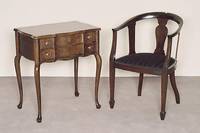 NÄhtisch, deutsch, um 1910, Queen-Anne-Stil, Korpus Weichholz, Nußbaumfurnier, z.T. Wurzelnußfurnier, gebogene Beine und Schublade, obere ...