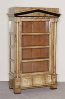 Vitrine im Biedermeierstil, Korpus Weichholz, Kirschbaum massiv, Kirschbaumfurnier, teilweise ebonisiert, 3-seitig verglast, Bronze- und ...