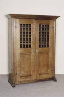 Brotschrank, deutsch/Westfalen, um 1820, Eiche massiv, auf Kufen, 2-tÜrig, oben mit offenem Teil, versprosst, Kopfleiste mehrfach getreppt, linke ...