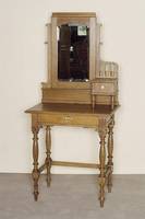 Schminktisch, deutsch, um 1900, Eiche massiv, Eichefurnier, gedrechselte Beine, 1 Schublade, Spiegel mit Facettschliff, klappbar, Gebrauchsspuren, ...