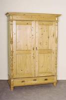 Schrank, deutsch, um 1870, GrÜnderzeit, Weichholz massiv, Lisenen mit vorgesetzten HalbsÄulen, FÜllungen mit Leistenverzierung, Innen mit 3 ...