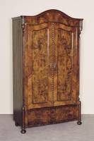 Schrank, deutsch, um 1870, Louis-Philippe, Korpus Weichholz, Nußbaum- bzw. Wurzelnußfurnier, abgeschrÄgte Ecken, in Veluten auslaufend, ...
