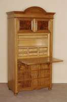 SekretÄr, deutsch, um 1900, Korpus Weichholz, Nußbaum- bzw. Wurzelnußfurnier, auf KugelfÜßen, 3 Schubladen, oben 2 TÜren, Innen 6 kleine und ...