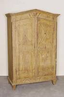 Kleiderschrank, sogenannter Kistenschrank, sÜddeutsch/Lothringen, um 1830/40, Korpus Weichholz, aufgesetzte BrezelfÜllungen, original ...